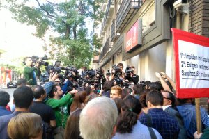 Máxima expectación esta mañana en la sede del PSOE.