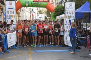 La alcaldesa de Gádor dando la salida a la prueba reina.