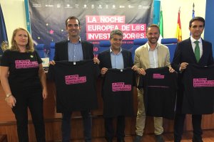 foto de familia en la sala de prensa de la Universidad de Almería.