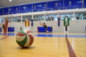Los chicos del Unicaja se preparan para saltar a la pista.