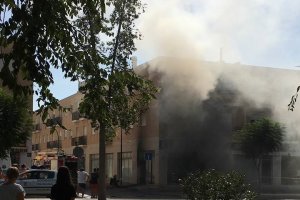 Humo procedente del interior del local afectado.