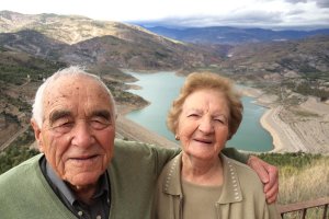 Juan Díaz sy su esposa Elodia Roda, junto al Pantano que se tragó su pueblo, fueron los últimos en abandonar Benínar en 1983.