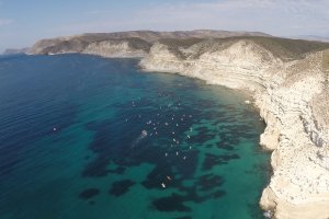 Turistas realizando una salida en kayak en aguas de Cabo de Gata.