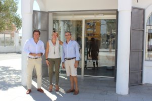 Responsables frente a la Oficina de Turismo.