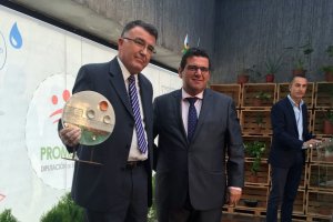 Momento de la recogida del premio al albojense Domingo Fernández Carrillo, por su compromiso con el Medio Ambiente.
