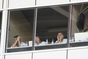 Soriano en una cabina con Andrés y Catalina.