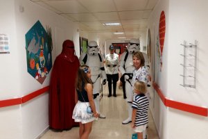 Tropas de asalto y pilotos de los cruceros de batalla del Imperio, en el Área de Pediatría de Torrecárdenas.