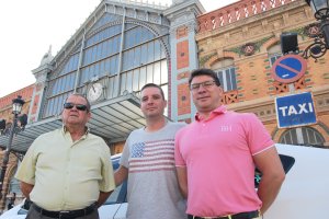 José Córdoba González, uno de los históricos del oficio, con su hijo Sergio, también taxista, y su sobrino Javier Martínez, hijo del gremio.