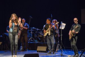 Momento de la actuación de "Chelo&Cia" en el Teatro Apolo.