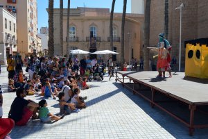 Turistas disfrutan de una de las propuestas culturales en la plaza de la Catedral.