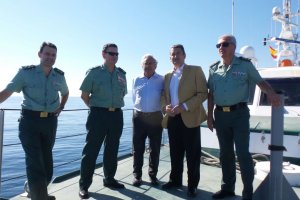 Visita de Antonio Sanz junto con miembros de la Guardia Civil.