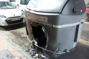 Estado del contenedor tras sofocar las llamas. Fuente: Ayuntamiento de Almería