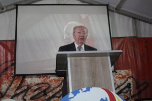 El pastor Wayman Mitchell durante su oración y sanidad de ayer tarde en la X Cruzada de Milagros.