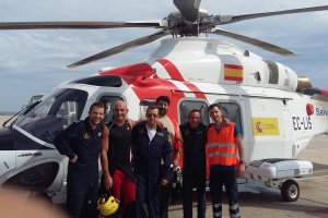 Tripulación del Helimer que rescató a la mujer, en una imagen de Salvamento Marítimo