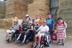 Socios y usuarios de El Saliente en una visita cultural