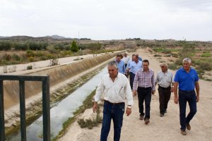 Regantes del Almanzora junto uno de los canales de agua procedente del Trasvase del Tajo-Segura.
