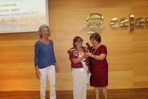 La presidenta de la Asociación, Pilar González, entregó el premio a las autoras del libro ‘Yo no fui a la escuela - Mujeres de Níjar (1915-2015) y re