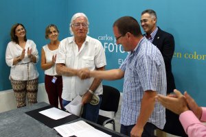 Pérez Siquier y García Ibáñez se estrechan la mano tras la firma del documento.