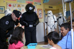 Soldados imperiales visitan el Hospital Torrecárdenas.