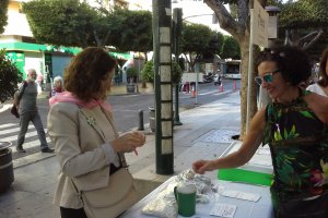 Voluntarios a favor de la lucha contra el cáncer de mama.