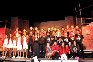 Actores, músicos y bailarines que participaron en la actuación solidaria.