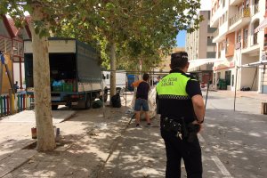 Policía vigilando a vendedores mientras recogen.