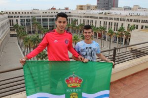 Los deportistas ejidenses con la bandera del municipio.