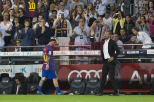 Messi abandonando el terreno de juego.