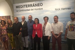 Rosa Aguilar junto a Pablo Juliá, representantes de la Junta y personal del CAF.