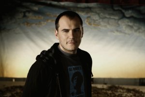 Serrano es uno de los artistas que ha sido seducido por la magia del Cervantes. Vendrá el 21 de octubre.