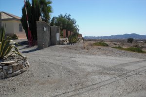 Imagen es del lugar de la parada y del camino por el que deberían transitar las menores para coger el autobús