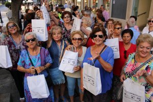 Algunas de las asistentes a la Ruta de Mayores junto a las bolsas de aperitivos ofrecidas por la Policía Local durante el trayecto.