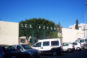 Puerta de acceso al IES Azcona en la capital.