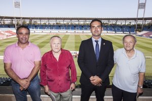 El Alcalde de Almería con los protagonistas.