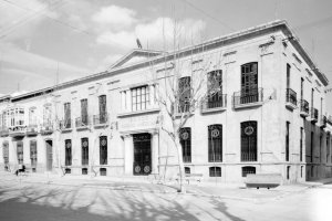 El edificio del Banco Hispano Americano hacía esquina con el Paseo y la calle General Tamayo.