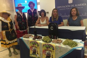 Sonia Guil, alcaldesa de alboloduy, María López, diputada provincial de Agricultura, y Cristina Abad, representante de la Bodega Calvache.