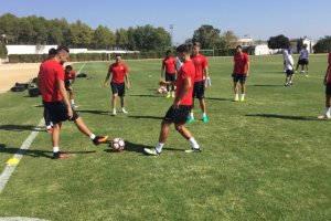 La plantilla rojiblanca entrenando en Murcia.
