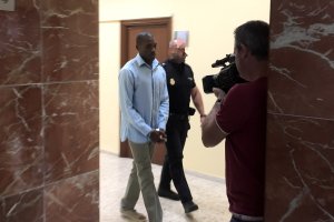 El acusado accede a la sala de vistas de la Audiencia de Almería