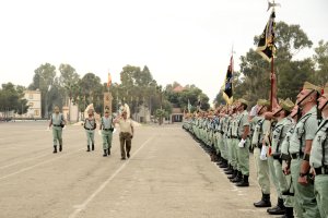 El teniente general jefe de la Fuerza Terrestre, Juan Gómez de Salazar, y el general jefe de la Brileg, Juan Jesús Martín Cabrero, pasan revista a la