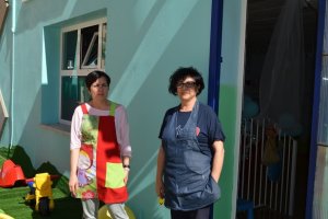 Consuelo Segura y Loli López, de Kindergarden, a las puertas del centro.