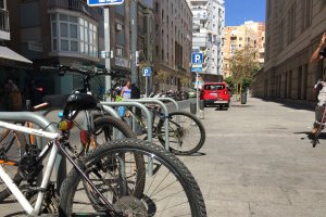 Bicicletas en la calle Javier Sanz de Almería