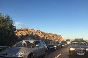 vehículos  Atrapados en un monumental atasco en la A-7 este pasado sábado.  L