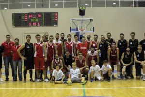 Los equipos posan en la pista.