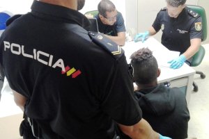 Los patrones aleccionaban a los ocupantes de la embarcación por si eran interceptados.