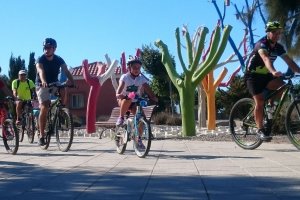 Familias al completo han salido a pasear en bicicleta por calles de toda la ciudad.