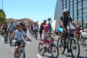 Niños y adultos disfrutaron de un paseo montados en sus bicicletas.