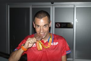 Mordiendo la medalla.