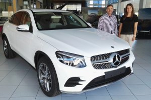 Paco Blanco y Lucía Gálvez del departamento comercial de Saveres junto al nuevo GLC Coupé.