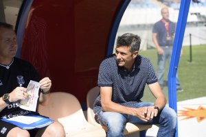 Pep Martí, muy tranquilo en el banquillo.