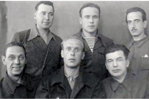 Jose Tuñón, con bigote, en la parte superior derecha, con otros compañeros exiliados en Rusia. Foto Fernando Martínez.